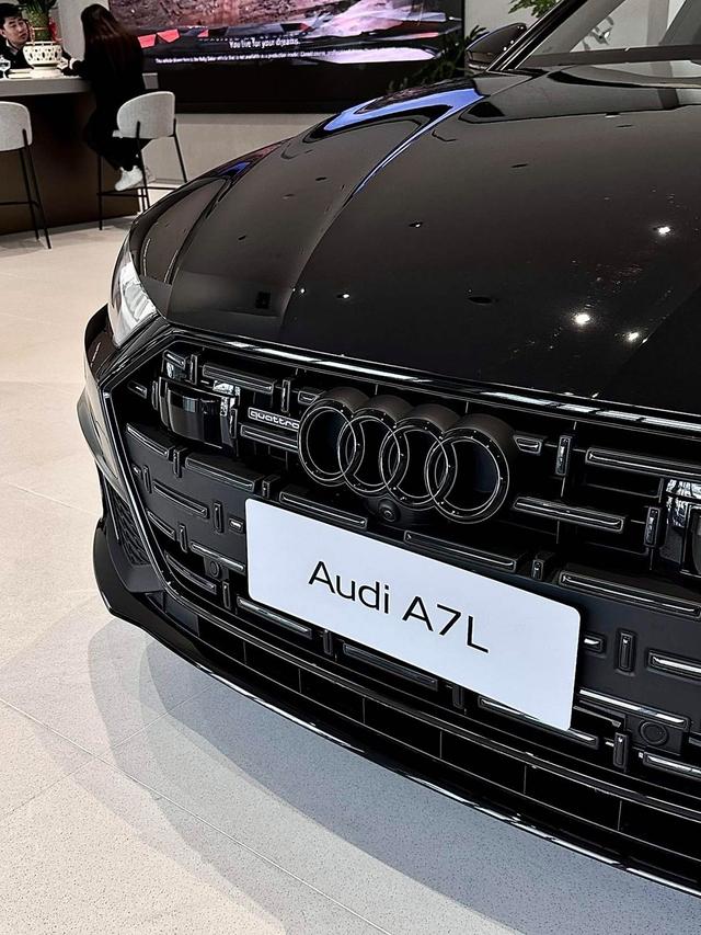 奥迪 A7L 降至 56 万落地!带 V6 发动机和“黑武士”设计,竞争奔驰 E 级-有驾