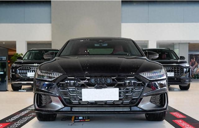 奥迪 A7L 降至 56 万落地!带 V6 发动机和“黑武士”设计,竞争奔驰 E 级-有驾