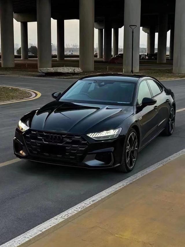奥迪 A7L 降至 56 万落地!带 V6 发动机和“黑武士”设计,竞争奔驰 E 级-有驾