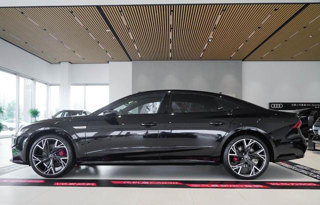 奥迪 A7L 降至 56 万落地!带 V6 发动机和“黑武士”设计,竞争奔驰 E 级-有驾