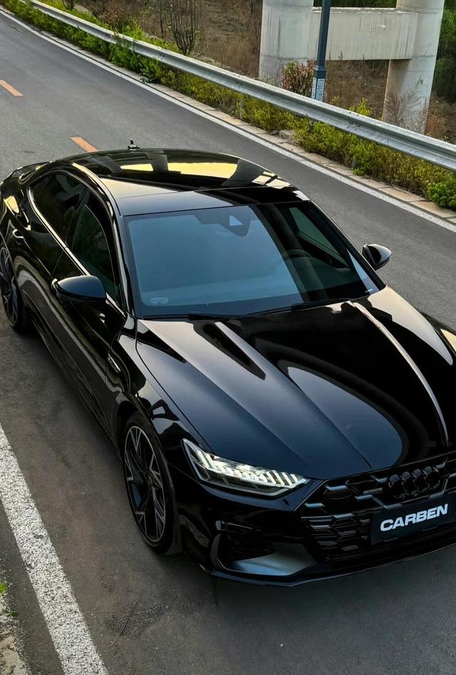 奥迪 A7L 降至 56 万落地!带 V6 发动机和“黑武士”设计,竞争奔驰 E 级-有驾