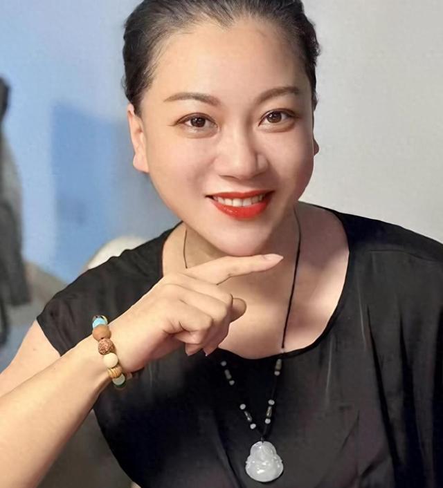 49岁孟再平骤逝：百万抗癌针无效！迈巴赫车队开道，独子却赤脚背草鞋-有驾