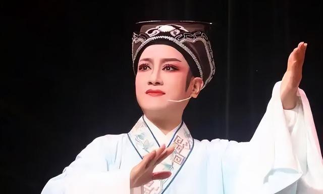 49岁孟再平骤逝：百万抗癌针无效！迈巴赫车队开道，独子却赤脚背草鞋-有驾