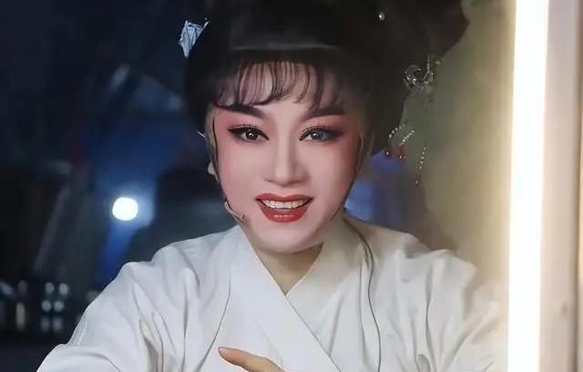 49岁孟再平骤逝：百万抗癌针无效！迈巴赫车队开道，独子却赤脚背草鞋-有驾