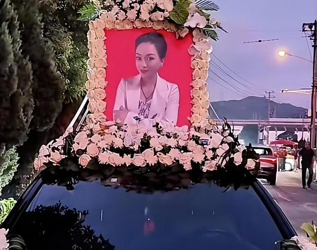 49岁孟再平骤逝：百万抗癌针无效！迈巴赫车队开道，独子却赤脚背草鞋-有驾