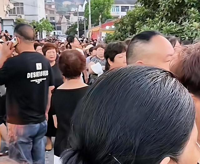 49岁孟再平骤逝：百万抗癌针无效！迈巴赫车队开道，独子却赤脚背草鞋-有驾