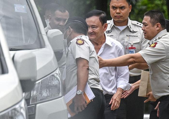 刑期1年，泰国前总理他信被当庭带离并拘捕_刑期1年，泰国前总理他信被当庭带离并拘捕_