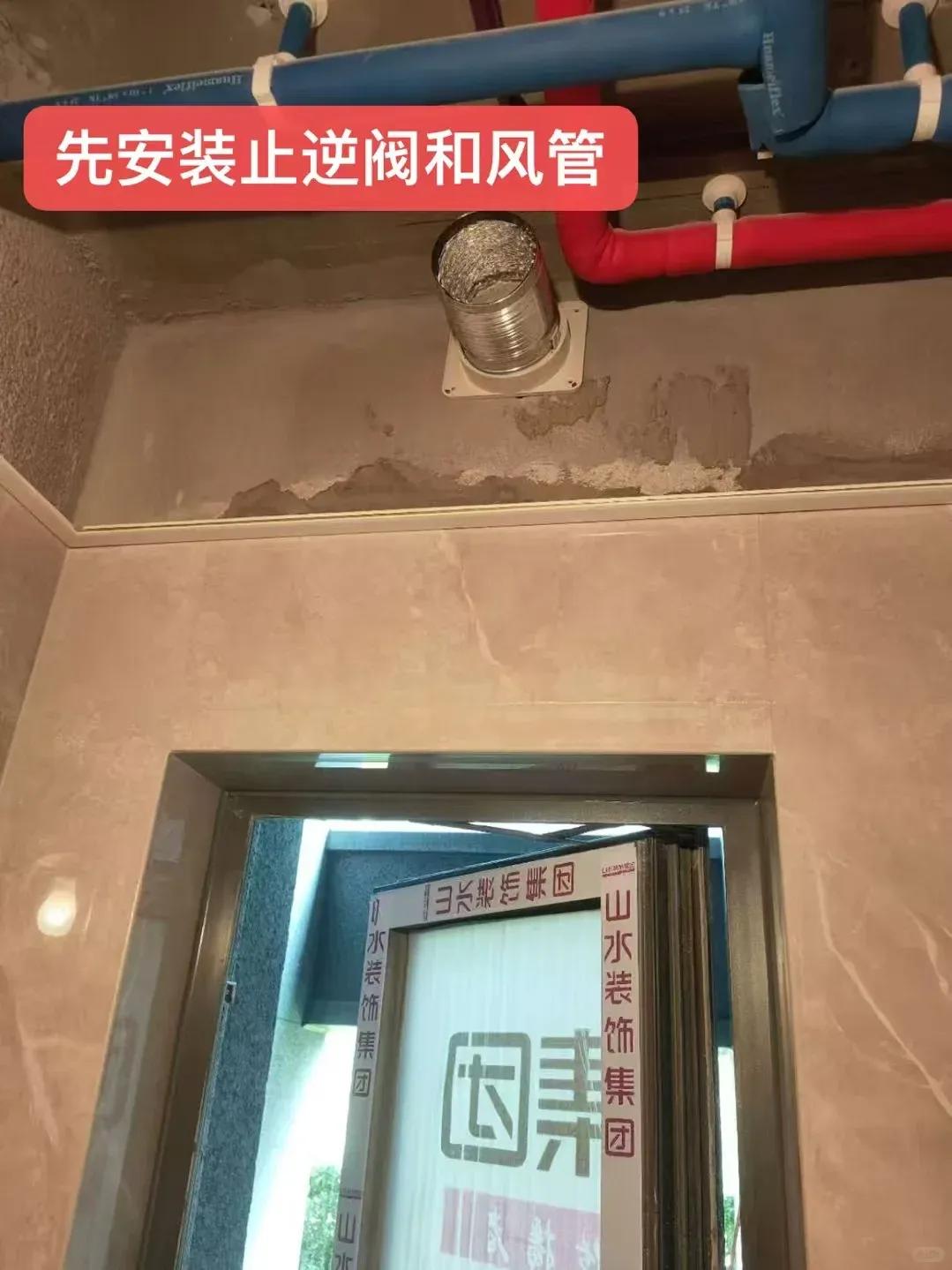别大意！有人家里的卫生间被“入侵”了，吊顶上面让人大呼意外__别大意！有人家里的卫生间被“入侵”了，吊顶上面让人大呼意外