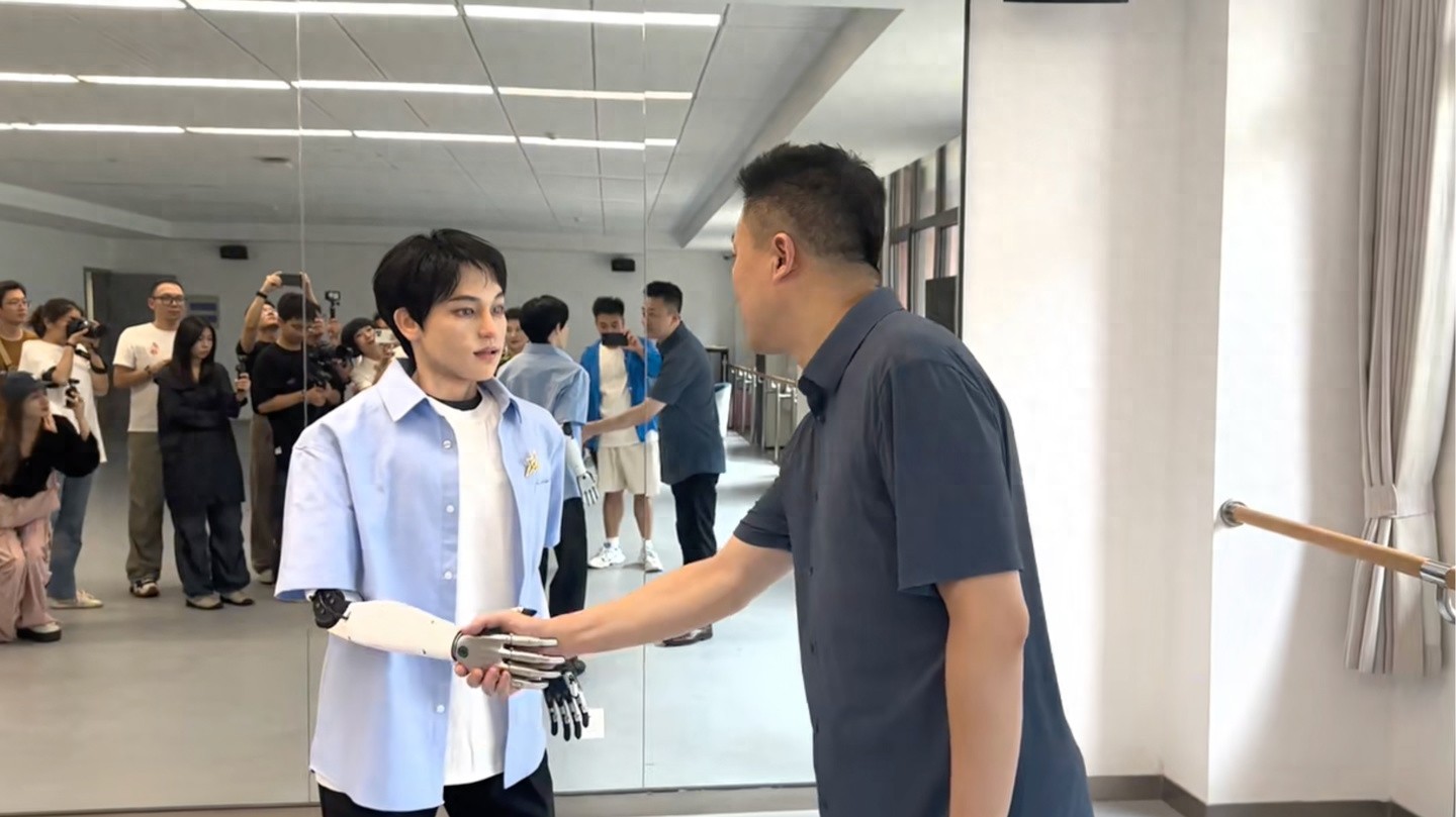 全国首位机器人博士生“学霸01”完成上海戏剧学院新生入学报到__全国首位机器人博士生“学霸01”完成上海戏剧学院新生入学报到