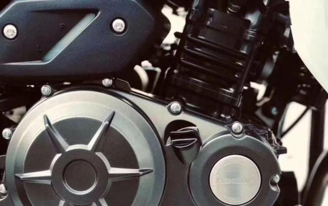 也是一样的国产摩托车，豪爵不是一样的兄弟吗？早年上市的国产精品水冷150小踏板，跑西藏高原暴露出发动机漏水漏油等通病-有驾