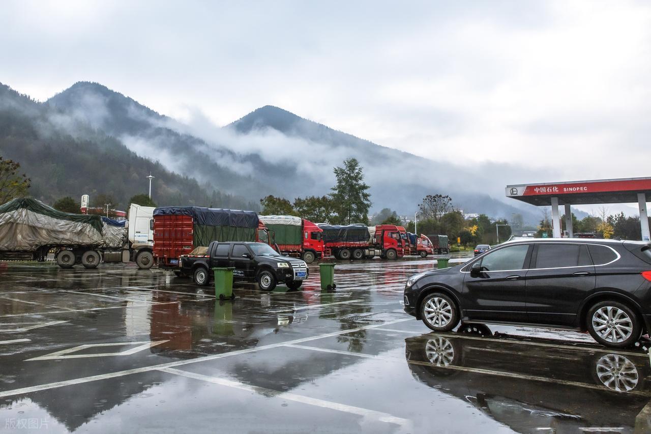 _停车中午_道路停车一直在进行中