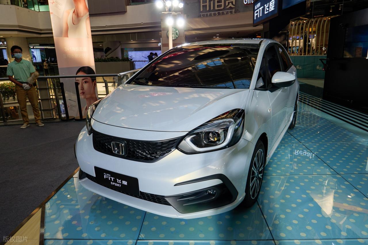 兵败如山倒！“小型油车”销量腰斩背后，是新能源车的三大陷阱_兵败如山倒！“小型油车”销量腰斩背后，是新能源车的三大陷阱_