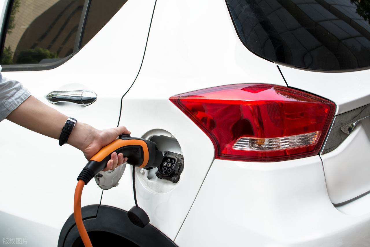 兵败如山倒！“小型油车”销量腰斩背后，是新能源车的三大陷阱_兵败如山倒！“小型油车”销量腰斩背后，是新能源车的三大陷阱_