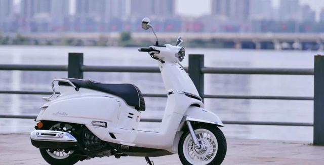 领先同类踏板？150AURA吹牛不？_1761684645386-有驾