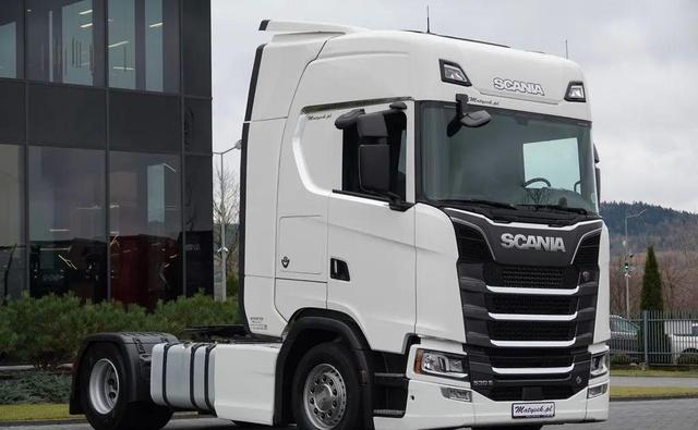 沃尔沃电动重卡全球突破5000辆,1.7亿公里重塑物流未来-有驾