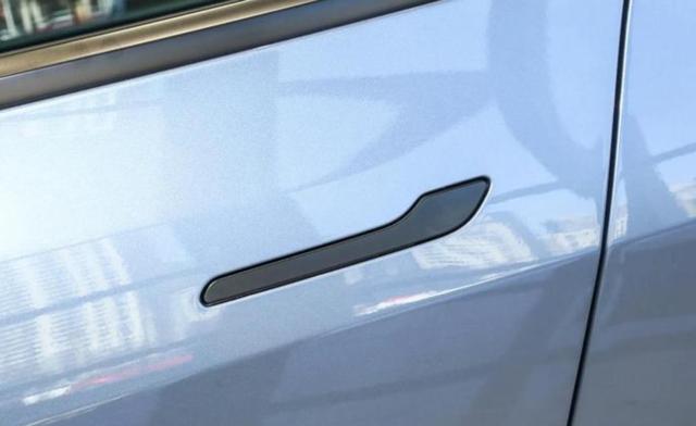 都怪特斯拉又是因为车门没打开人没出来，新能源车企应学习特斯拉的做工用料和底盘调教，而不是盲学隐藏式门把手的技术花哨无用-有驾