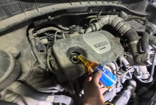 摩托车使用频率低多久换一次机油，这关系到发动机寿命和性能维护需要及时根据实际车况进行合理更换-有驾