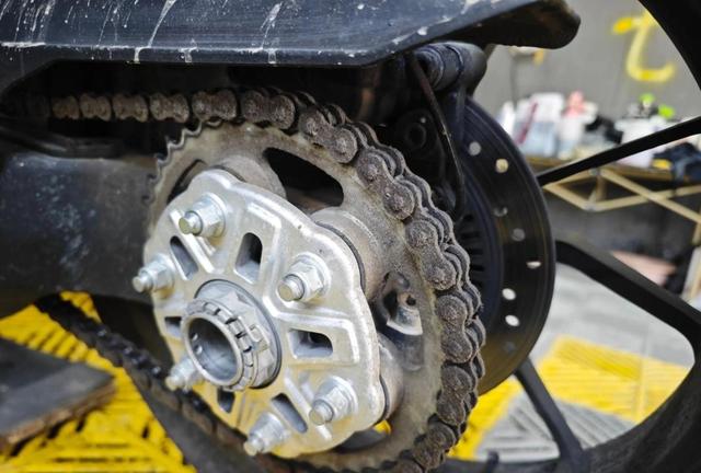 摩托车使用频率低多久换一次机油，这关系到发动机寿命和性能维护需要及时根据实际车况进行合理更换-有驾