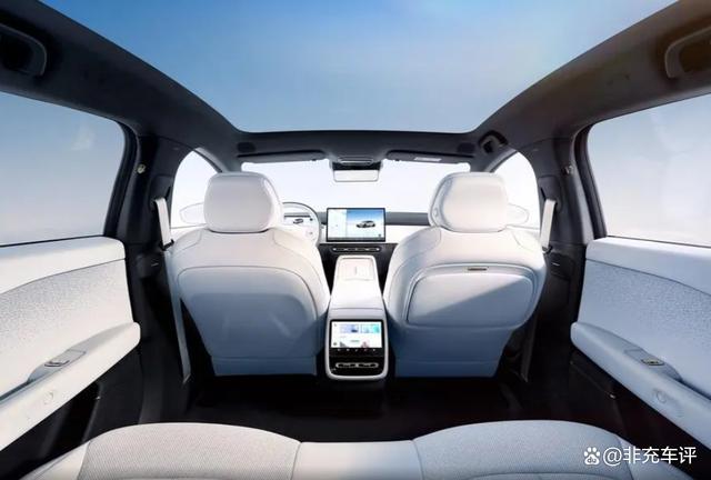 小鹏P7+增程版亮相！49.2度大电池加持，WLTC纯电续航325公里-有驾