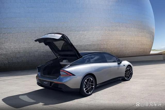 小鹏P7+增程版亮相！49.2度大电池加持，WLTC纯电续航325公里-有驾