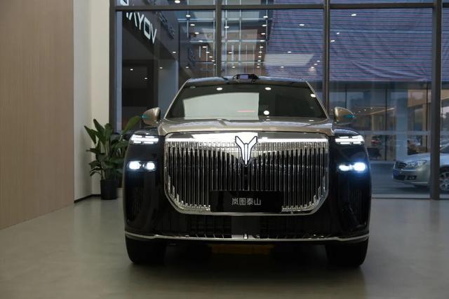 探店岚图泰山,体量感足气场强,综合豪华感比肩问界M9-有驾