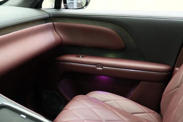 探店岚图泰山,体量感足气场强,综合豪华感比肩问界M9-有驾