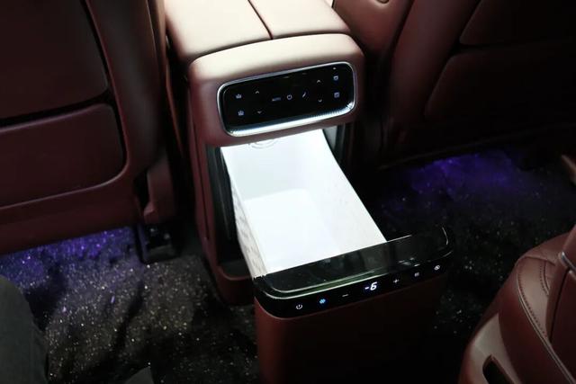 探店岚图泰山,体量感足气场强,综合豪华感比肩问界M9-有驾