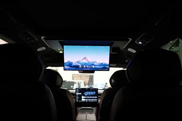 探店岚图泰山,体量感足气场强,综合豪华感比肩问界M9-有驾