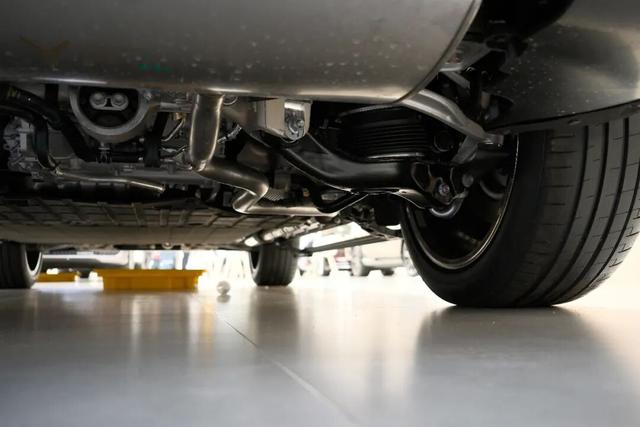 探店岚图泰山,体量感足气场强,综合豪华感比肩问界M9-有驾