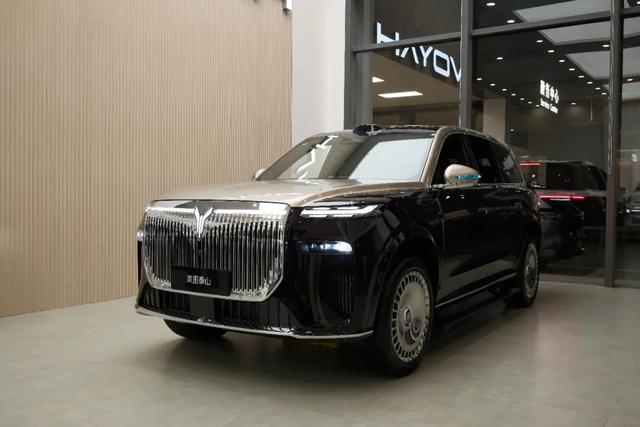 探店岚图泰山,体量感足气场强,综合豪华感比肩问界M9-有驾