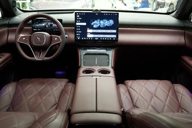 探店岚图泰山,体量感足气场强,综合豪华感比肩问界M9-有驾