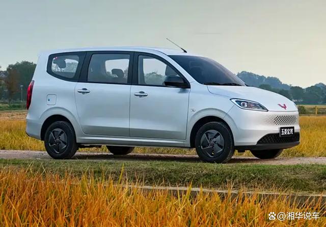 全新五菱宏光上市，车头像新能源车圆润，依旧1.5L发动机加手动挡-有驾