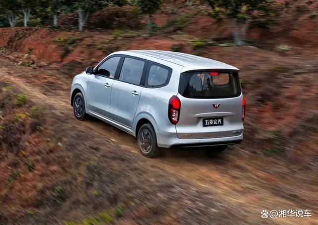 全新五菱宏光上市，车头像新能源车圆润，依旧1.5L发动机加手动挡-有驾