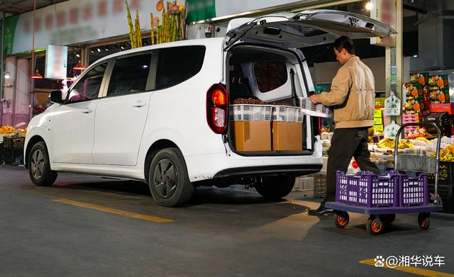 全新五菱宏光上市，车头像新能源车圆润，依旧1.5L发动机加手动挡-有驾