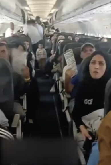 一架载有153名来自加沙的巴勒斯坦人的包机降落在南非约翰内斯堡机场