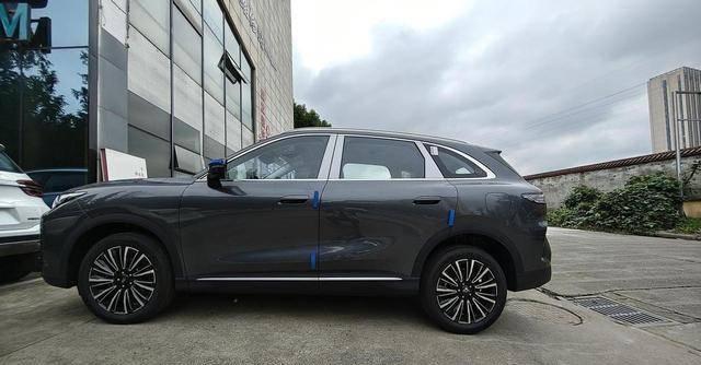 瑞虎8轴距2825mm打造宽适五座，后排与后备箱空间表现突出-有驾