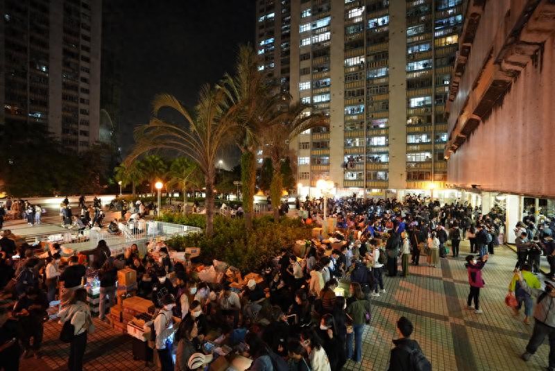 香港社区现高楼与高龄之困：宏福苑近四成居民超65岁__香港社区现高楼与高龄之困：宏福苑近四成居民超65岁