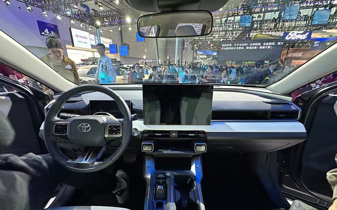 “小号普拉多”？智能化大幅提升，新一代RAV4荣放16.98万元起__“小号普拉多”？智能化大幅提升，新一代RAV4荣放16.98万元起