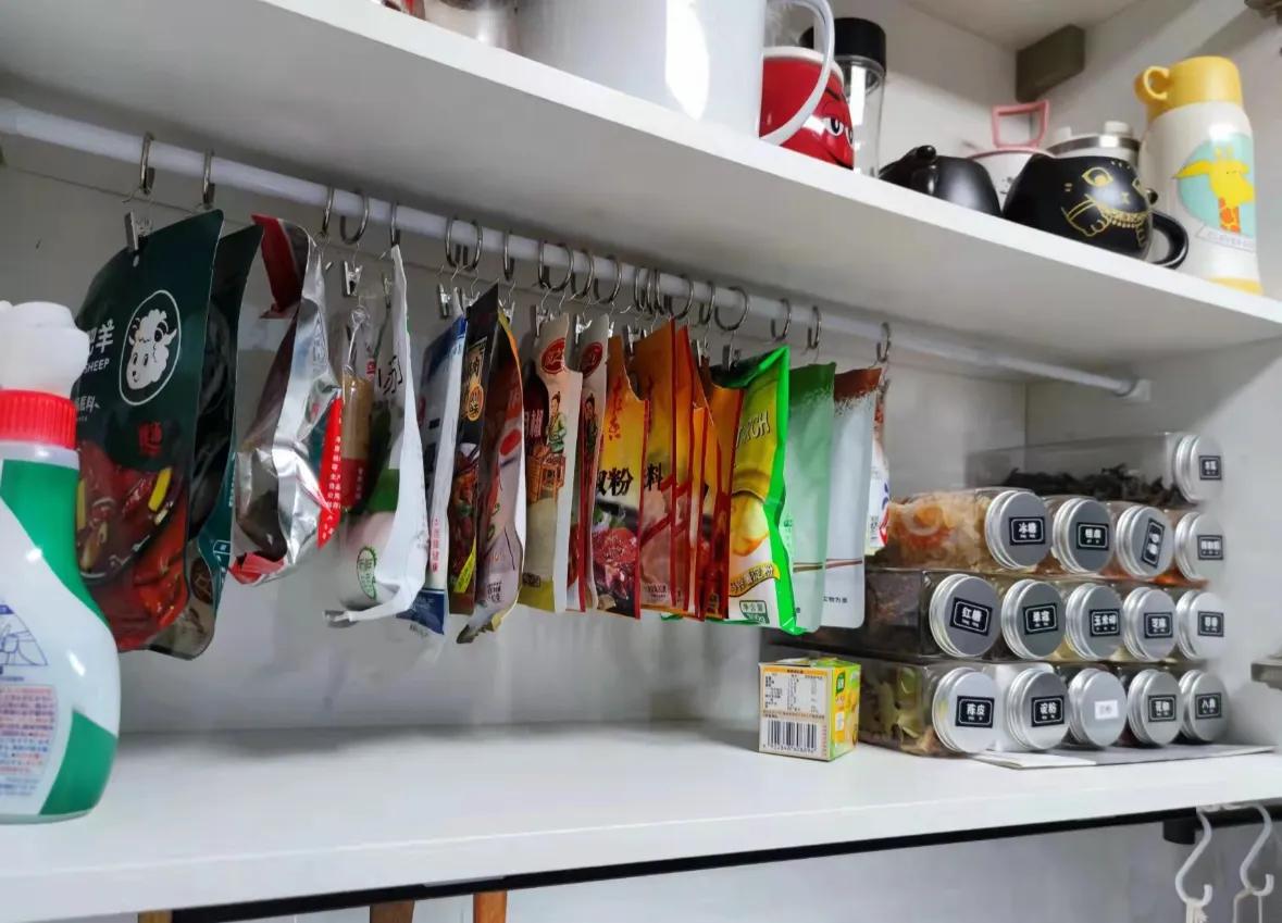 被网友的“收纳智慧”折服了！不花啥钱，厨房就能井井有条！_被网友的“收纳智慧”折服了！不花啥钱，厨房就能井井有条！_