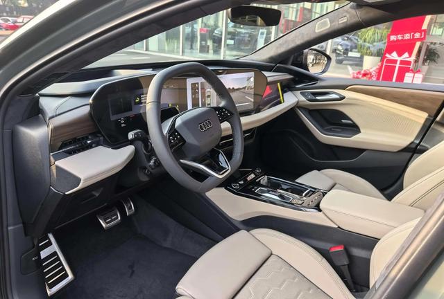 纯电奥迪A6L实车亮相！车长超5米1搭华为乾坤系统，551马力带空气悬架配置-有驾