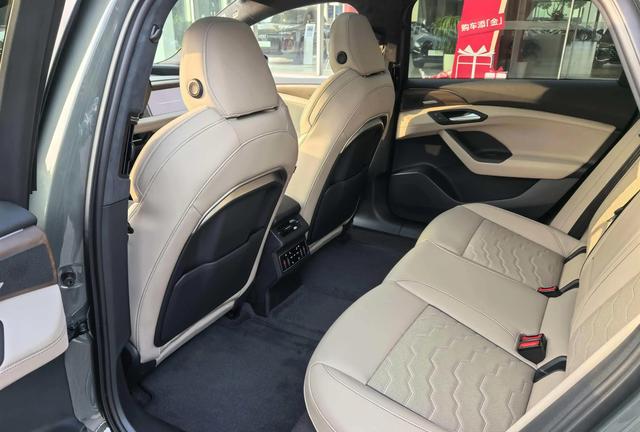 纯电奥迪A6L实车亮相！车长超5米1搭华为乾坤系统，551马力带空气悬架配置-有驾